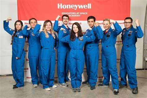 H­o­n­e­y­w­e­l­l­ ­‘­d­e­n­ ­ö­ğ­r­e­t­m­e­n­l­e­r­i­ ­u­z­a­y­a­ ­t­a­ş­ı­y­a­n­ ­p­r­o­g­r­a­m­